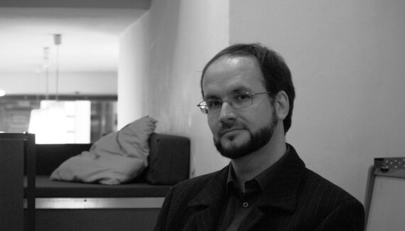 Stopy nevedou k sebepoznání, dům i člověk jsou totiž někde jinde